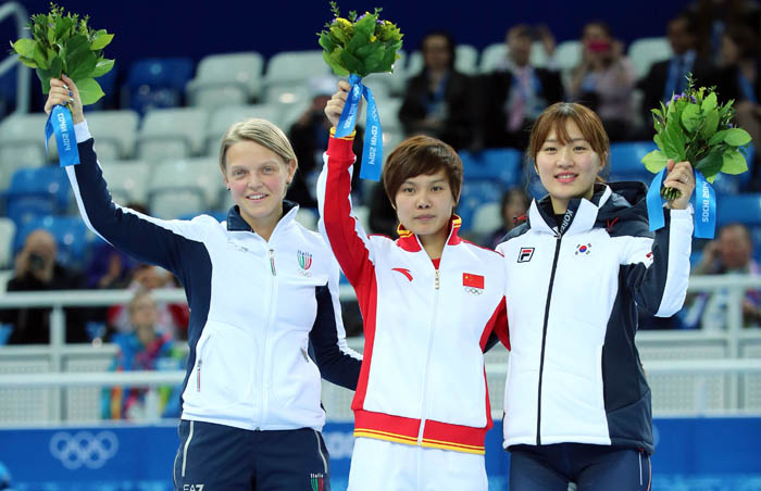  (From left) Silver medalist Arianna Fontana of Italy, gold medalist Li Jianrou of China and bronze medalist Park Seung-hi wave to the crowd from the podium. (photo: Yonhap News) 