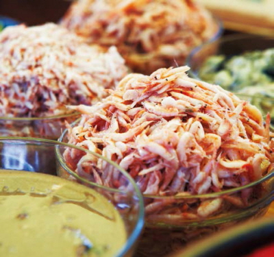 Fermented shrimpis added to the kimchiyangnyeom for a richerflavor.