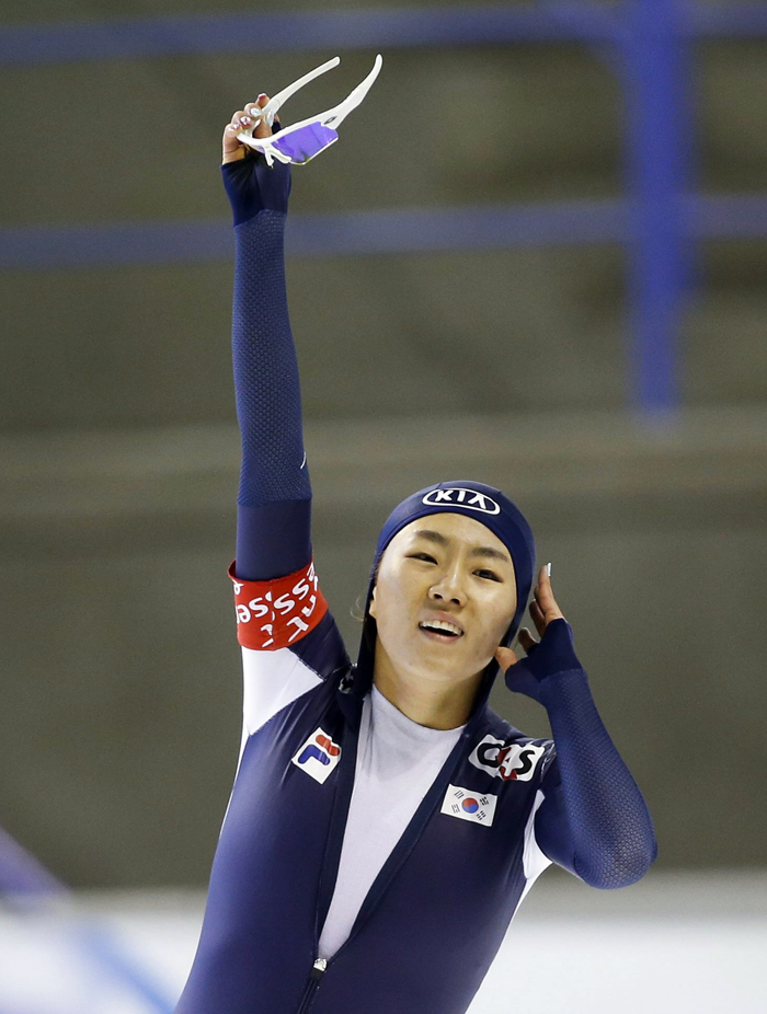 Lee Sang-hwa waves to the crowd after winning the 500-meter race during the first leg of the 2013–14 ISU Speed Skating World Cup in Calgary, Canada, on November 9, 2013. (Photo: Yonhap News) 