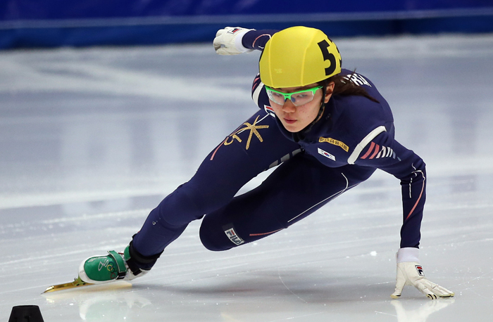 Shim Suk-hee races in the women’s 500-meter preliminary in an ice rink in western Seoul during the second leg of the 2013–14 ISU Short Track Speed Skating World Cup on October 3, 2013. (Photo: Yonhap News) 