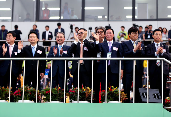 Ceremony participants in the 2015 Korea Sports for All Festival celebrate the opening of the event.
