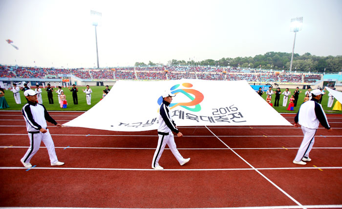 The flag of the 2015 Korea Sports for All Festival is carried into the stadium during the opening ceremony.