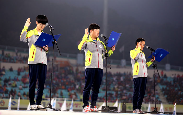 Athletes and staff at the 2015 Korea Sports for All Festival take an oath.