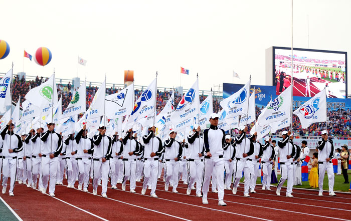 Amateur athletes representing participating regions and members of various Sports for All clubs enter Icheon Stadium during the opening ceremony of the 2015 Korea Sports for All Festival.
