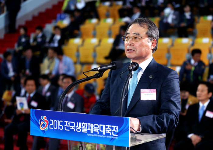 President of the Korea Council of Sports for All Kang Young-joong makes his remarks during the opening ceremony of the 2015 Korea Sports for All Festival.