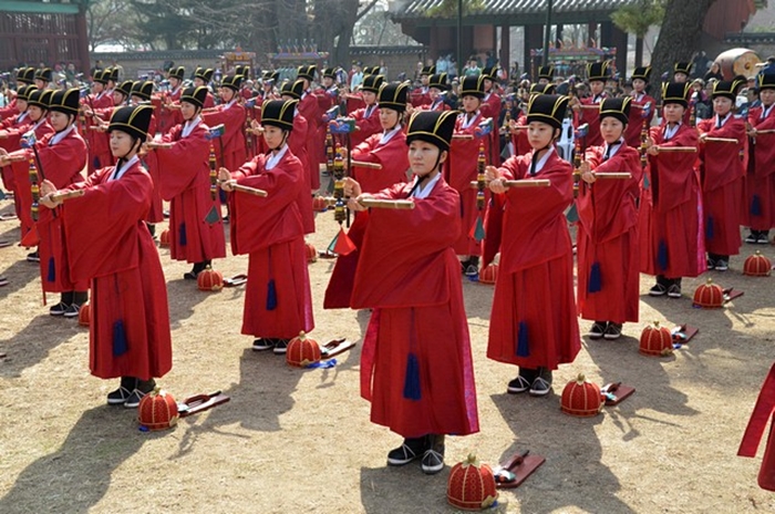 The Munmyo Ilmu is performed by 64 dancers and 64 musicians. 