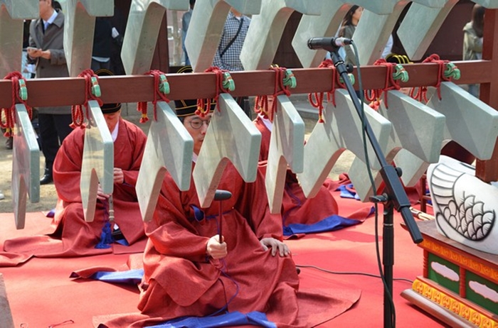 The pyeongyeong is performed by being struck by a mallet.