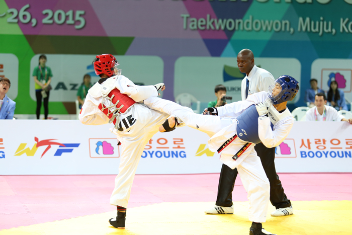  In the male -49kg final match, Korea's Lee Gi-yeong (right) fights Vietnam's Dang Quang Pham during the second World Cadet Taekwondo Championships held at the Taekwondowon in Muju, Jeollabuk-do Province, on Aug. 26. 