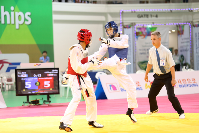 In the male -57kg final match, Korea's Kim Chang-geun (right) comes from behind to outpoint Iran's Erfan Moradi 9-8 for the gold medal, on Aug. 26. 