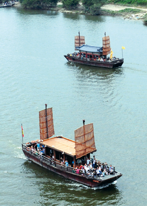 A Hwangpo Sailboat on the Geumgang River (photo: <i>Weekly Gonggam</i>