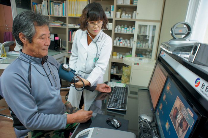  In Yeongyang County, Gyeongsangbuk-do, an aging town with a declining population and inconvenient public transportation, telemedicine services started in 2009. So far, it has been well received by the residents. (Photo courtesy of the Weekly Gonggam) 