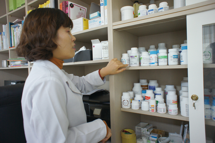  Patients can now receive medical treatment and prescriptions at public health clinics in some remote areas. (Photo courtesy of the Weekly Gonggam) 