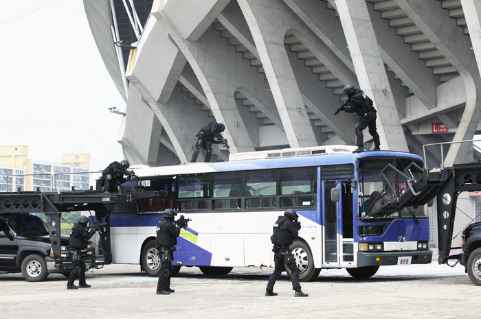  A range of comprehensive anti-terrorism exercises are held at the main stadium of the 2015 Gwangju Summer Universiade, as authorities get ready to ensure the safety of both the athletes and spectators. Over 500 people, including soldiers, government and private sector officials, took part in the drills. 