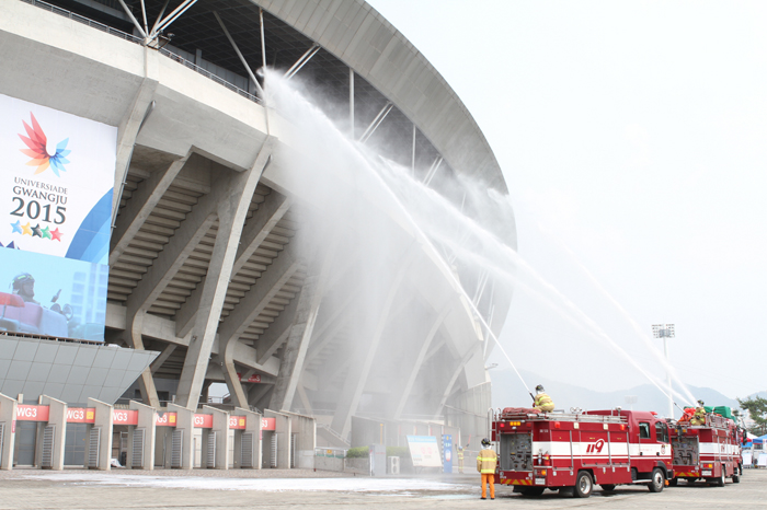  An anti-terrorism exercise is held at the main stadium of the 2015 Gwangju Summer Universiade based on different scenarios, including a bombing, arson, a gas explosion and a chemical attack. 