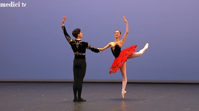 Park Seon Mee (right), who won the women’s juniors duet category, and Lee Sangmin (left), who won diploma in the men’s seniors duet category, on June 16 hold an attitude position during their performance of “Don Quixote” in the 13th Moscow International Ballet Competition at the Bolshoi Theater in Moscow.