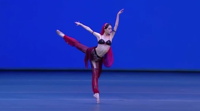 Lee Su-bin on June 19 does an arabesque during her performance of “La Bayadere” in the 13th Moscow International Ballet Competition.