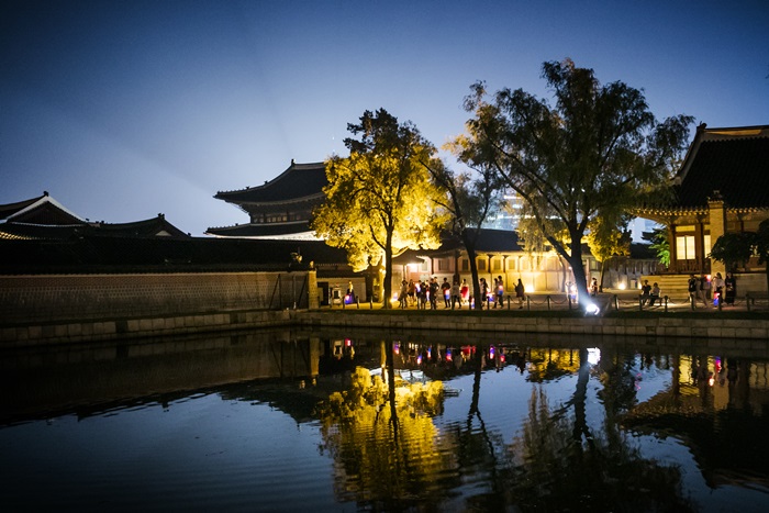 Seoul's beautiful Gyeongbokgung Palace will be open in the evening from June 14 to 29, giving visitors a chance to sample some court cuisine and to listen to some traditional gugak music. (Cultural Heritage Administration)