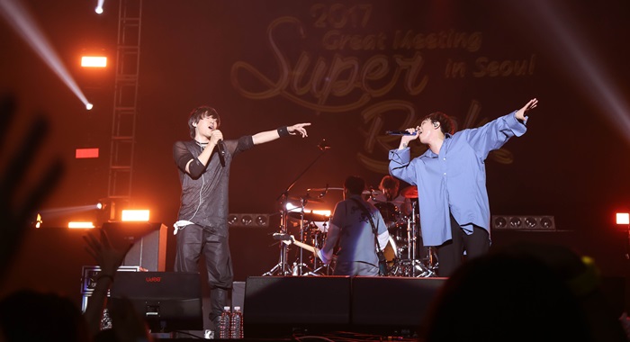 The vocalist of the Japanese rock band Spyair, Ike (left), and the Korean band FT Island’s vocalist Lee Hong Gi sing FT Island’s song 'Orange Days' together at the 2017 Korea-Japan Super Rock Great Meeting in Seoul concert held at the Jangchung Gymnasium in Seoul on July 1.