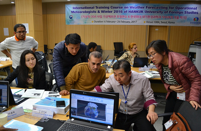 Program participants listen to an explanation about meteorological theories. The Meteorological Administration hosted a training course for meteorologists from 21 countries from Feb. 6 to 24.