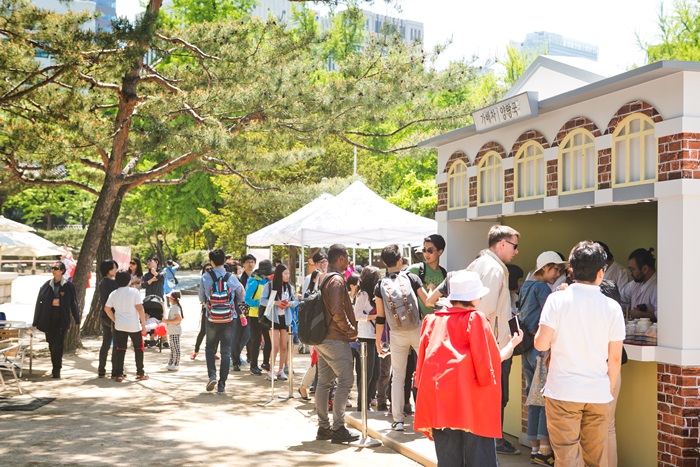 Visitors to the Royal Culture Festival at Deoksugung Palace can taste what is said to have been Emperor Gojong’s favorite type of coffee at a booth in front of the Seokjojeon Hall.