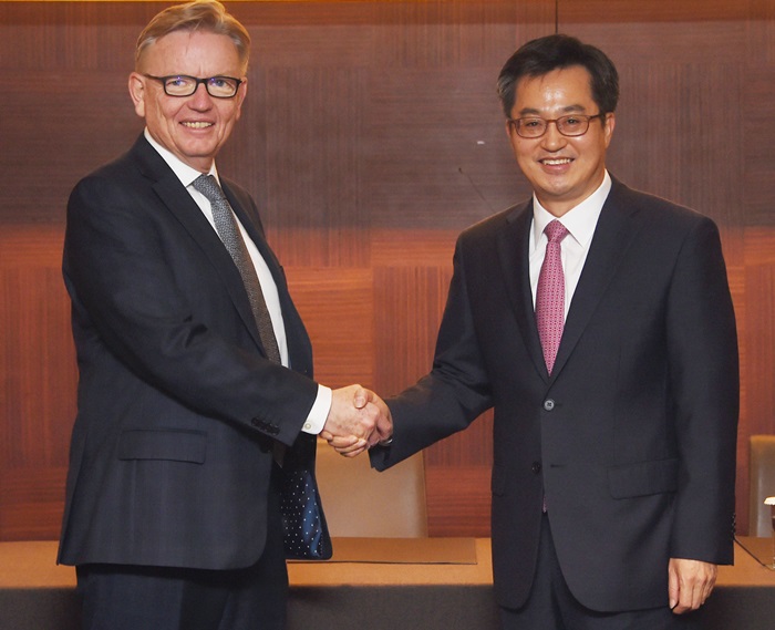Green Climate Fund (GCF) Executive Director Howard Bamsey (left) and Deputy Prime Minister and Minister of Strategy and Finance Kim Dong-yeon shake hands at Seoul’s Shilla Hotel on Oct. 23. (Ministry of Strategy and Finance)