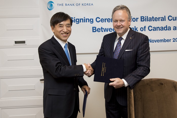 Bank of Korea Governor Lee Juyeol (left) and Governor Stephen S. Poloz of the Bank of Canada pose for a photo after signing a standing currency swap agreement between Korea and Canada, at the head offices of the Bank of Canada in Ottawa on Nov. 15. (Bank of Canada)