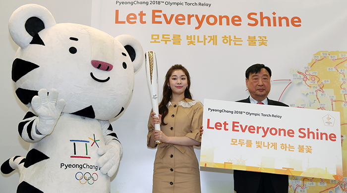 Soohorang the white tiger (left), one of the official mascots for the PyeongChang 2018 Olympic and Paralympic Winter games, waves during a press conference to unveil the torch relay route, in Seoul on April 17. Also on stage are PyeongChang honorary ambassador Kim Yuna (center) and Organizing Committee President Lee Hee-beom. (Korea.net DB)