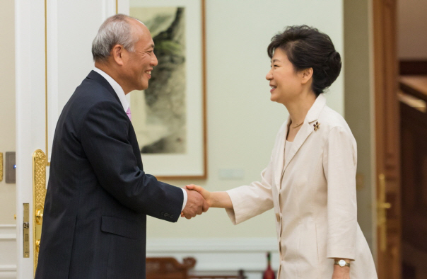  President Park Geun-hye (right) meets with Yoichi Masuzoe, governor of Tokyo, on July 25. (photo: Cheong Wa Dae) President Park Geun-hye (right) meets with Yoichi Masuzoe, governor of Tokyo, and discusses pending issues including historical debates between Korea and Japan. (photo: Cheong Wa Dae) 