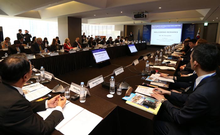 Participants discuss tourism policies and case studies, workforce exchanges and how to promote the tourism industry during the fifth UNWTO Silk Road Task Force Meeting held in Seoul on April 23 and 24. 