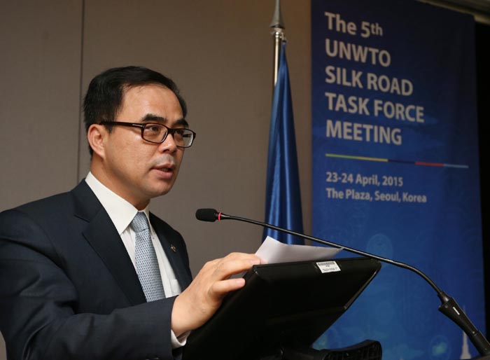 Zhu Shanzhong (top), executive director for technical cooperation and services at the UNWTO, and Vice Minister of Culture, Sports and Tourism Kim Chong (bottom) give their opening remarks during the fifth UNWTO Silk Road Task Force Meeting. 