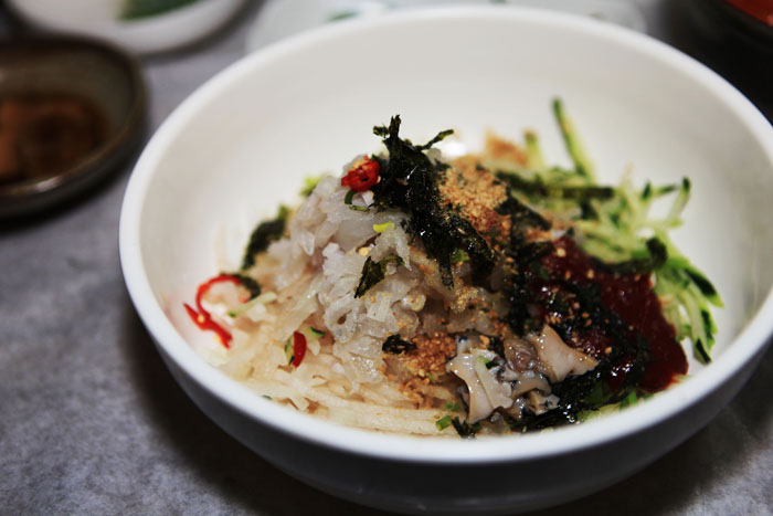 Half-dried herring sashimi is a delicacy famous in Ponhang. (photo: KNTO) 