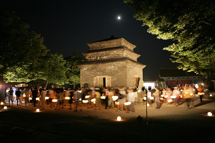  Visitors walk with lanterns around a pagoda at Bunhwangsa Temple in Gyeongju, the ancient capital of Silla. (photo: KNTO) 