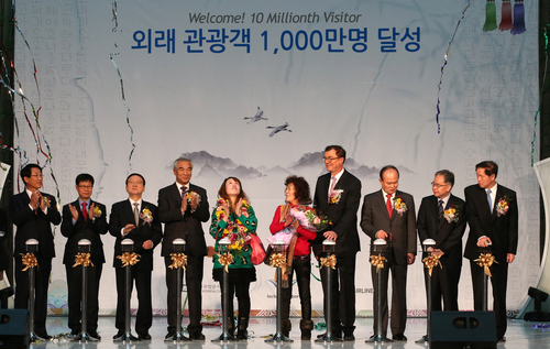 Minister of Culture, Sports and Tourism Choe Kwang-shik (fourth from left) meets with Li Tingting from China (fifth from left), the ten millionth visitor to Korea this year, in a ceremony at Incheon International Airport on November 21 to mark the number of inbound foreign tourists surpassing ten million (photo: Yonhap News).