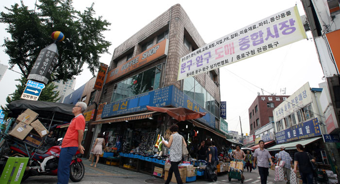 A banner announces the entrance to the Stationery and Toys Wholesale Market. This market has been well known since the 1960s.