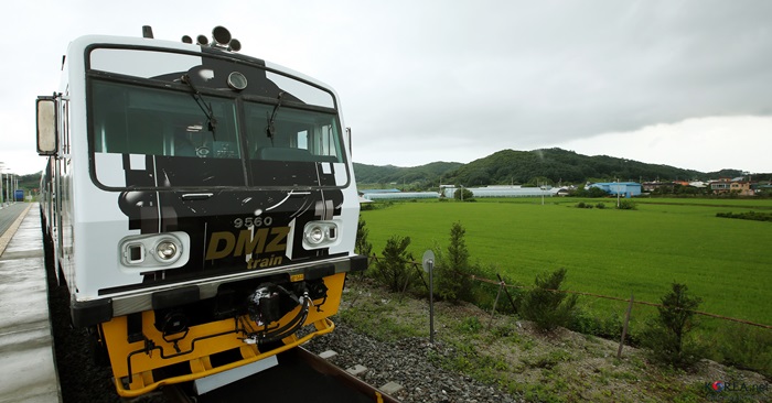 The DMZ Peace Train travels along the Demilitarized Zone. (Korea.net DB)