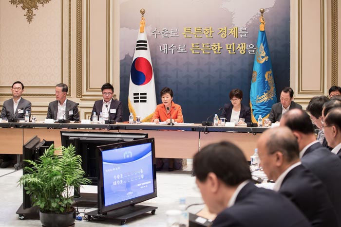  President Park Geun-hye (fourth from left) presides over the sixth trade and investment promotion meeting at Cheong Wa Dae on August 12. The government came up with deregulation plans aimed at promoting investment in service industries. (photos: Cheong Wa Dae) 