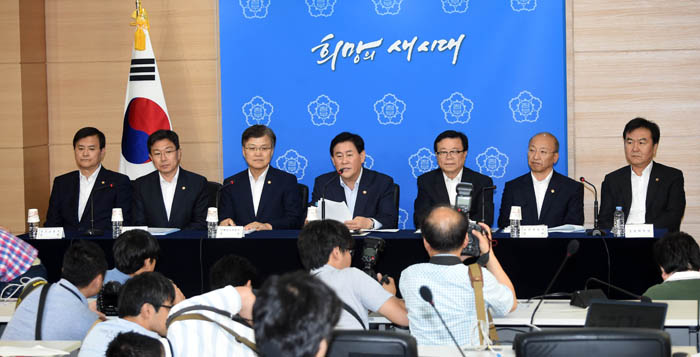  Minister of Strategy and Finance Choi Kyung-hwan (middle) and other ministers explain the deregulation plans aimed at boosting key service industries. (photo: Ministry of Strategy and Finance) 