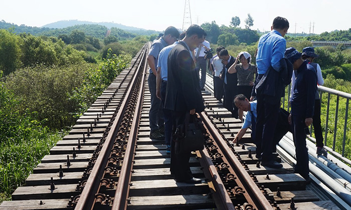 남북철도공동연구조사단이 24일 경의선 철도의 북측 연결구간 중 사천강 교량 시설을 점검하고 있다.