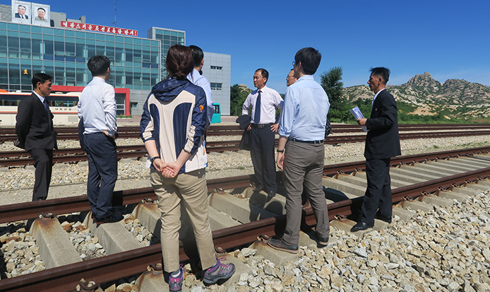 동해선 철도 연결구간 공동 점검을 위해 방북한 남측 점검단이 20일 북측 감호역 철로 상태를 살펴보고 있다.