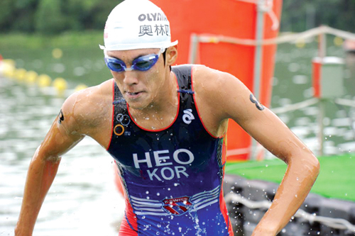 Triathlete Heo Min-ho, who will compete at the 2012 London Olympic Games, will be the first South Korean athlete to participate in the Olympic triathlon event.