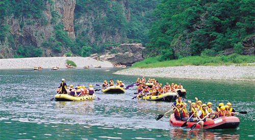 The Donggang and the Seogang are not only uncommonly beautiful but also ideal for rafing and other water recreation.l