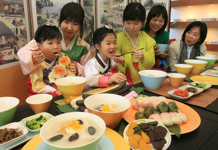 Seollal seasoned with traditional foods and folk games : Korea.net : The official website of the