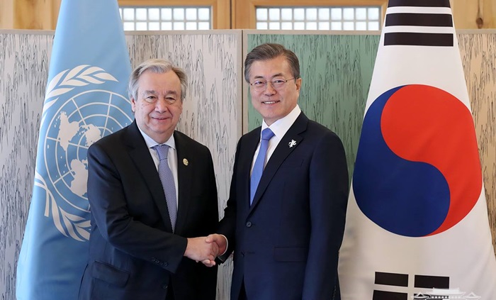 UN Secretary General Antonio Geterres (left) and President Moon Jae-in shake hands at the Seamarq hotel in Gangneung, Gangwon-do Province, on Feb. 9. Guterres is on a visit to Korea to attend the Opening Ceremony of the PyeongChang 2018 Olympic Winter Games. (Cheong Wa Dae)