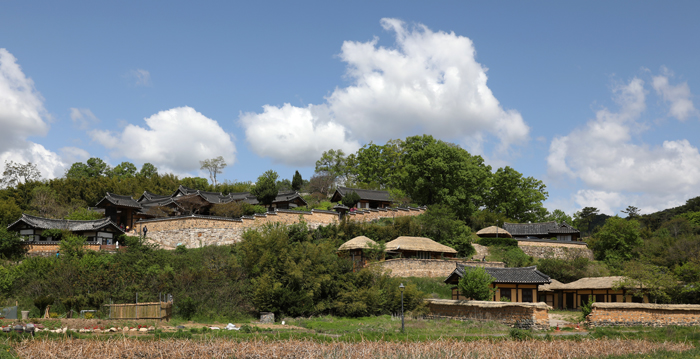 Gyeongju Yangdong Village, designated a UNESCO World Heritage site in 2010, is a clan-based area that has faithfully preserved the lifestyle and nature of the Joseon Dynasty era.