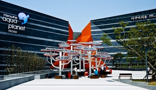 The Solar Tree equipped with a photovoltaic power generation system allows visitors to recharge their batteries