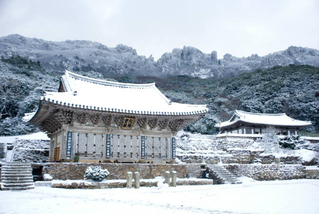 Mihwang-sa Temple in the snow ⓒPark Jong-seon (photo courtesy of the Cultural Corps of Korean Buddhism)
