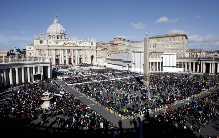 St. Peter's Square at the Vatican, is filled with visitors on Tuesday, March 19 to watch the inaugural mass of the 266th pope (photo: Yonhap News).