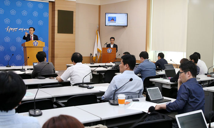 First Vice Minister of Culture, Sports and Tourism Kim He-beom announces the annual budget for the culture ministry for 2015 at the Central Government Complex in Jongno-gu District, Seoul, on September 23. (photo: Ministry of Culture, Sports and Tourism)