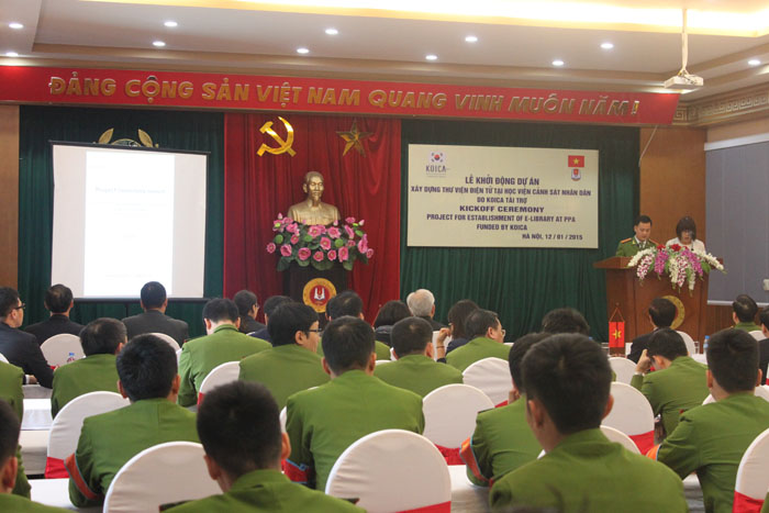  An explanatory session is held on the new e-library at the People's Police Academy, in Hanoi on January 12. 
