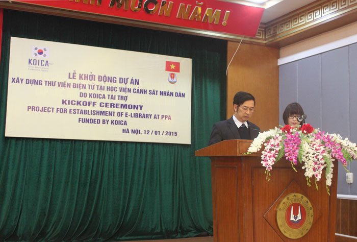 Vietnamese Deputy Minister of Public Security Dang Van Hieu (left) gives his congratulatory remarks during the explanatory session on the new e-library. 